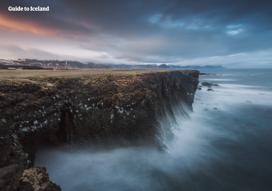 Im Mai kannst du fast alle Attraktionen und Orte in Island erkunden: Wasserfälle, Gletscher; Seen usw.