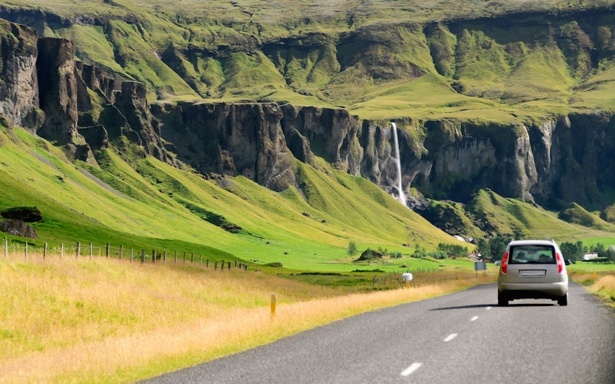 4월의 아이슬란드 교외 지역을 운전하는 건 어렵지 않습니다. 다만 사륜구동 차량을 추천해요.