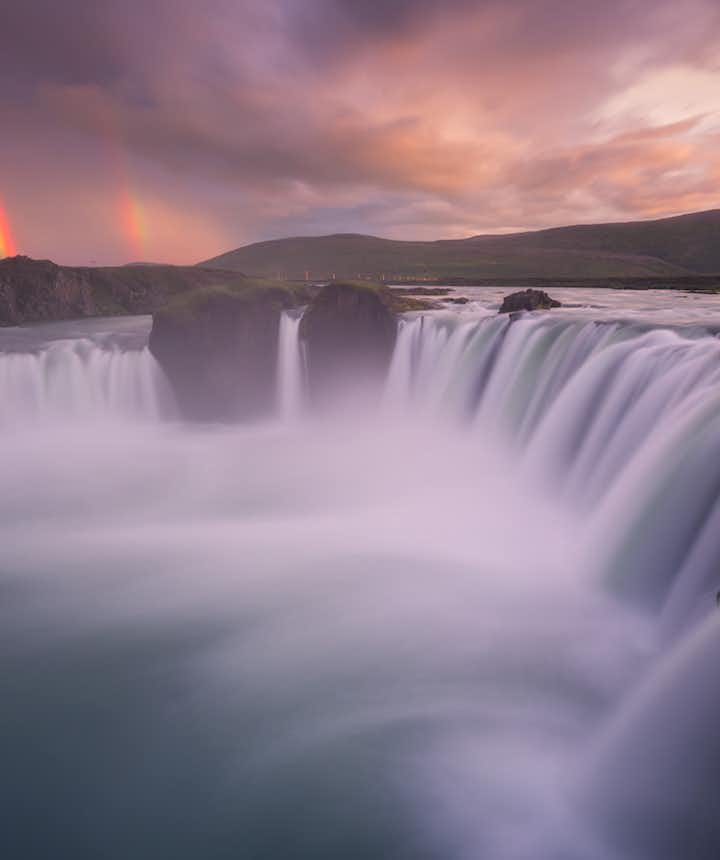 Im April kannst du auf einer Mietwagenreise den Wasserfall Goðafoss besuchen.