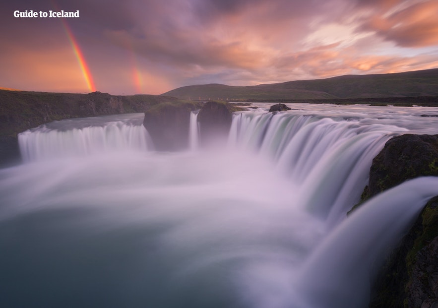 Im April kannst du auf einer Mietwagenreise den Wasserfall Goðafoss besuchen.