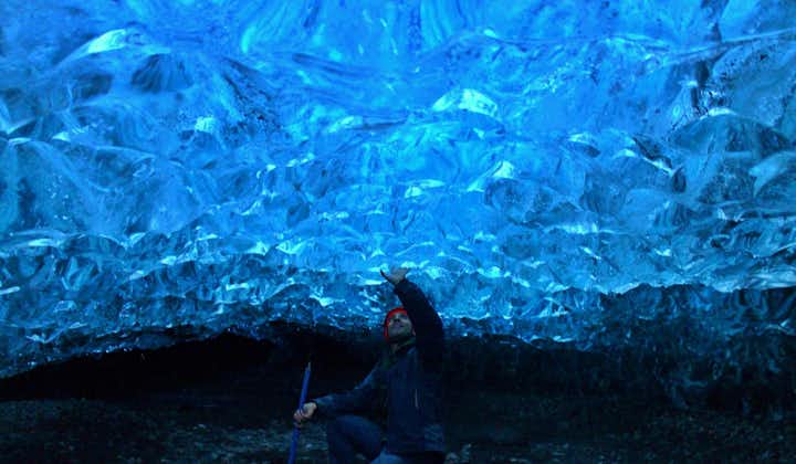 在Breiðamerkurjökull冰川的蓝冰洞中徜徉。