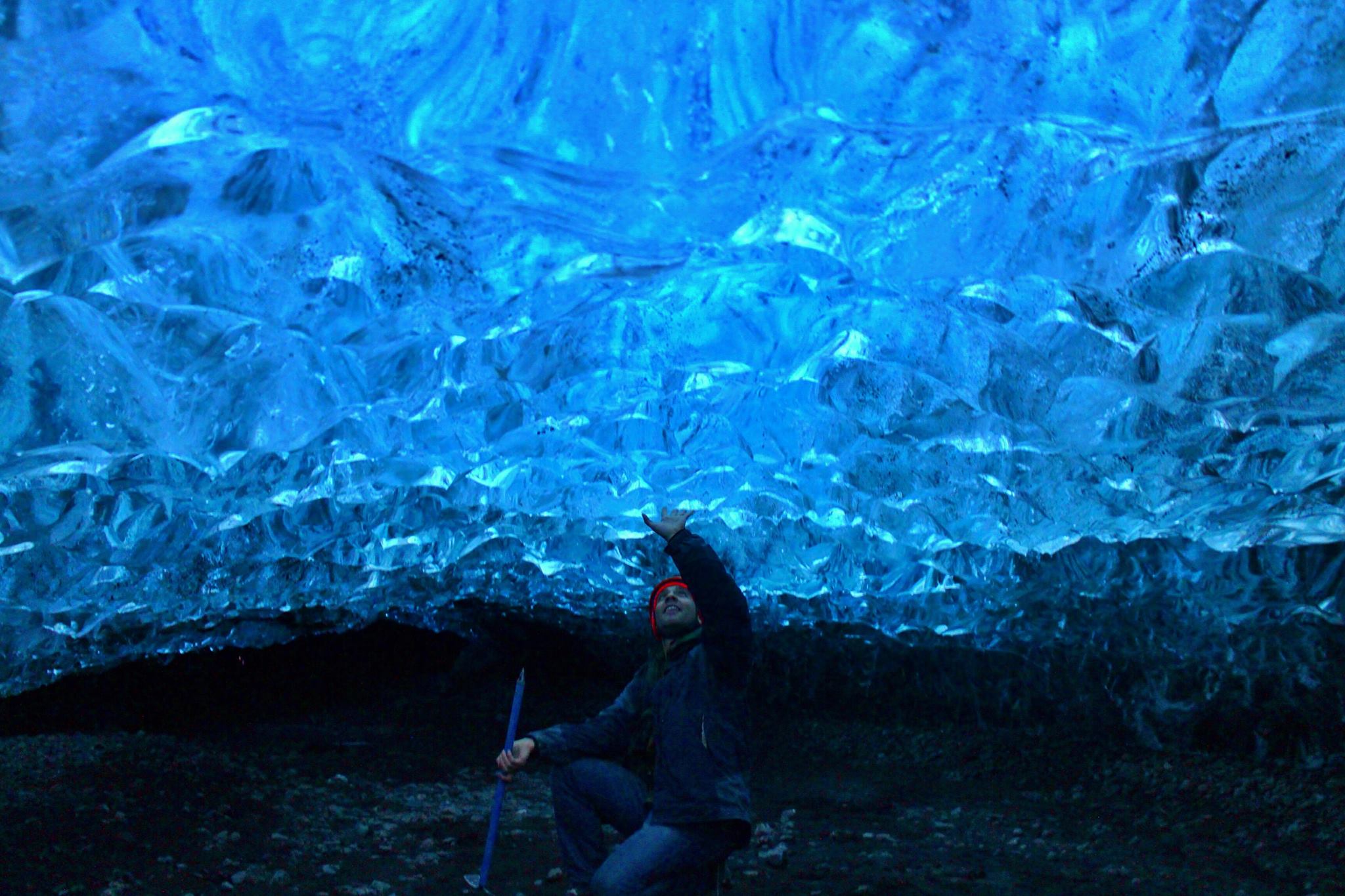 Lasciati incantare da una grotta di ghiaccio cristallina all'interno nel ghiacciaio di Breidamerkurjökull.