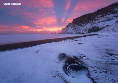 レイニスフィヤラのブラックサンドビーチ。冬は突然大波が発生することもあるので要注意。