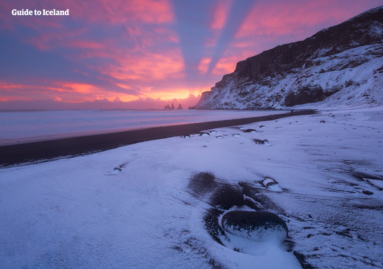 Reynisfjara 黑沙滩是冰岛“恶名昭彰”的地点，主要原因是这里致命的海浪全年不停歇地不断拍打岸边