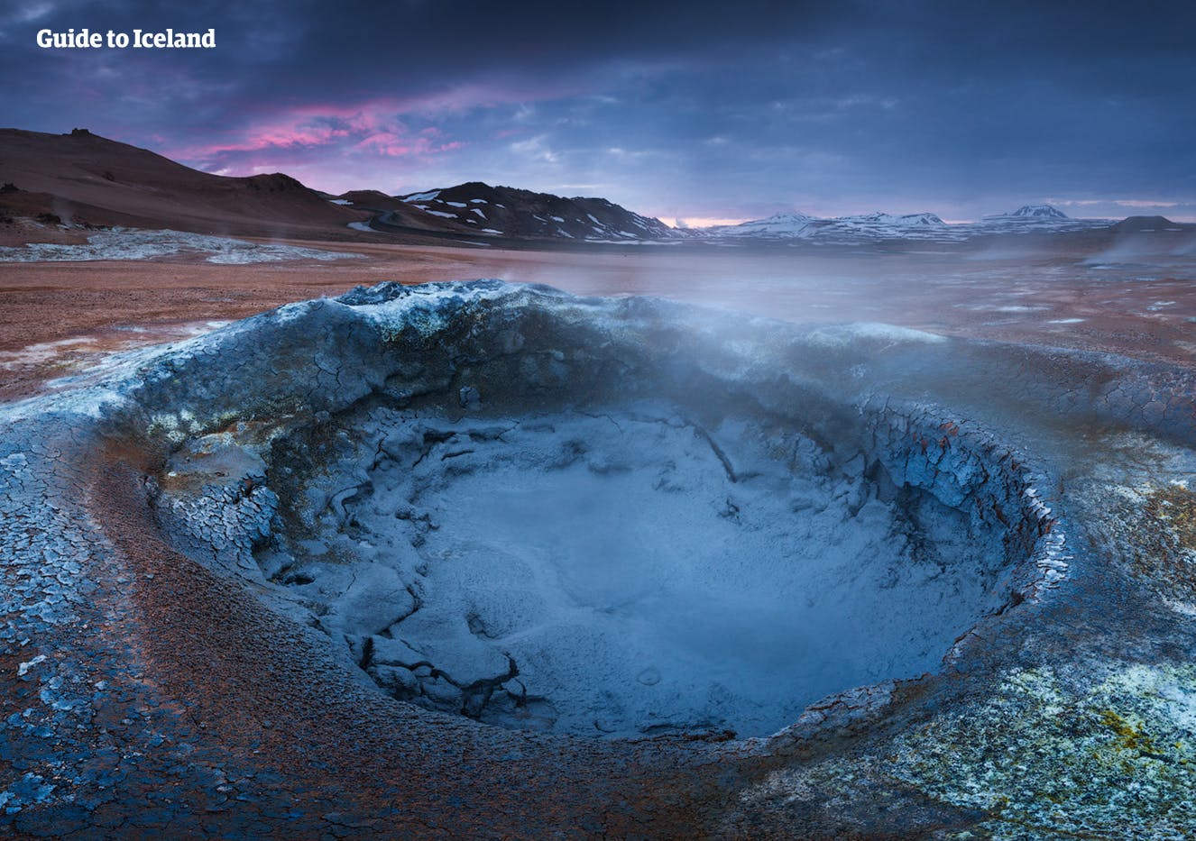 Le pozze di fango e le sorgenti termali nell'area geotermica di Hveravellir, nell'Islanda settentrionale, riempiono l'aria di fumo sulfureo.