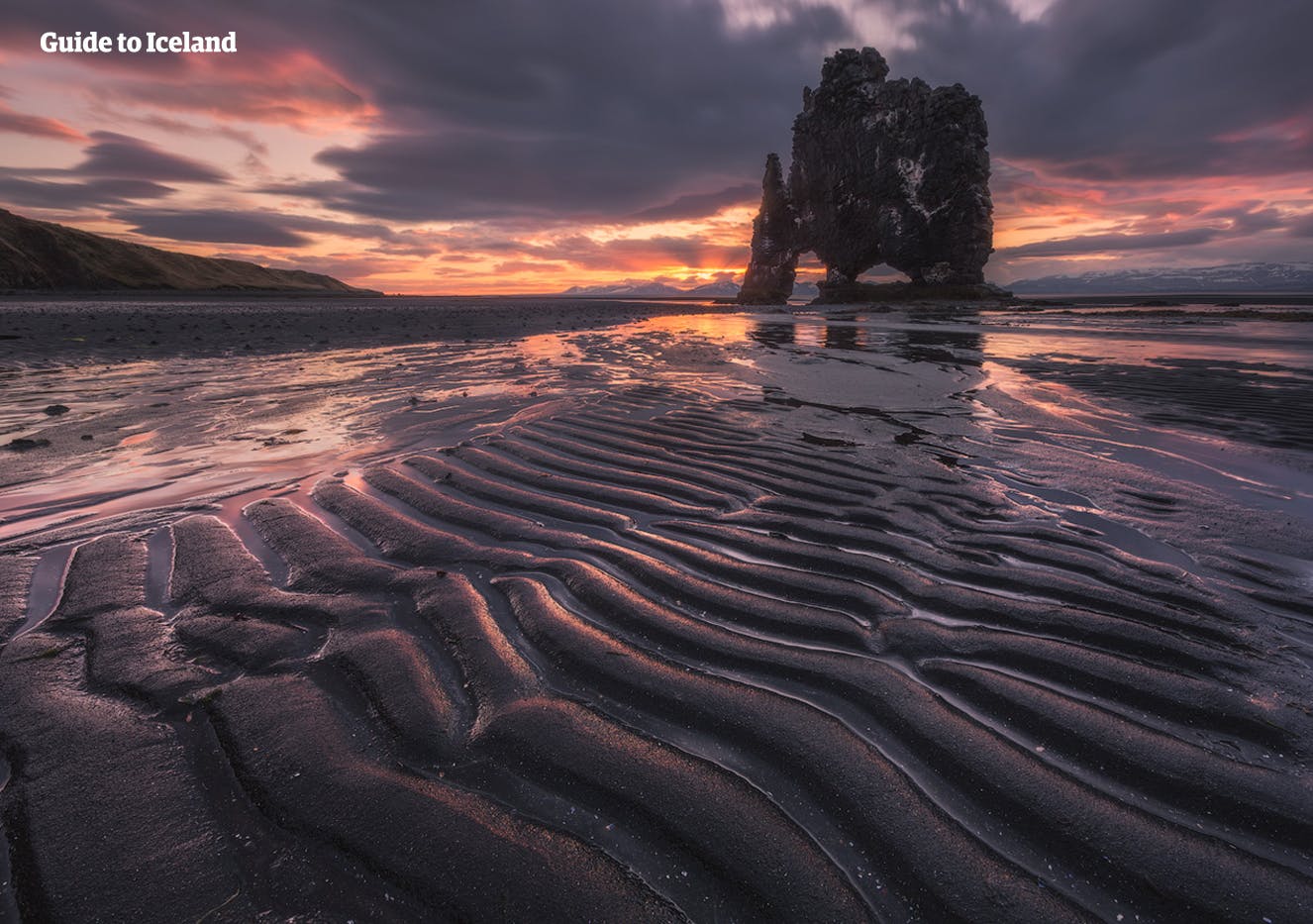คาบสมุทรวาทน์สเนสในทางเหนือของไอซ์แลนด์มีเสาหินฮวิทแซร์กูร์ตั้งอยู่อย่างโดดเดี่ยว