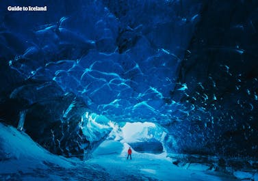 アイスランドの氷の洞窟内部には青い世界が広がっている