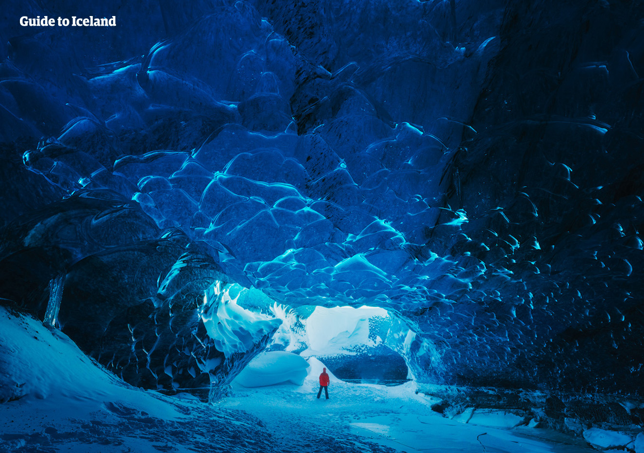Den blændende blå farve inde i en af Islands isgrotter.