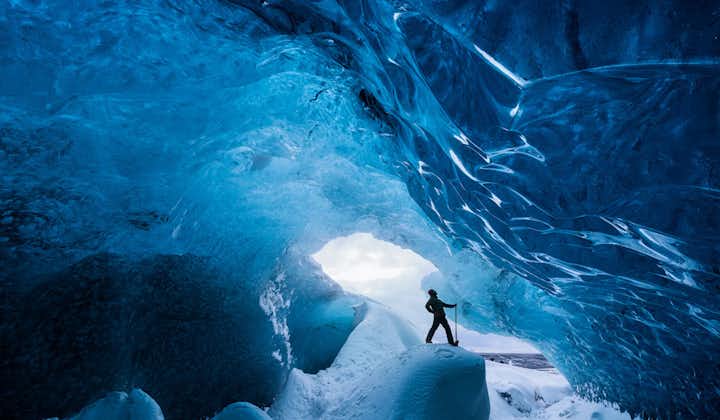 Att stiga in i en isgrotta är en av de mest minnesvärda upplevelserna för alla som besöker Island.