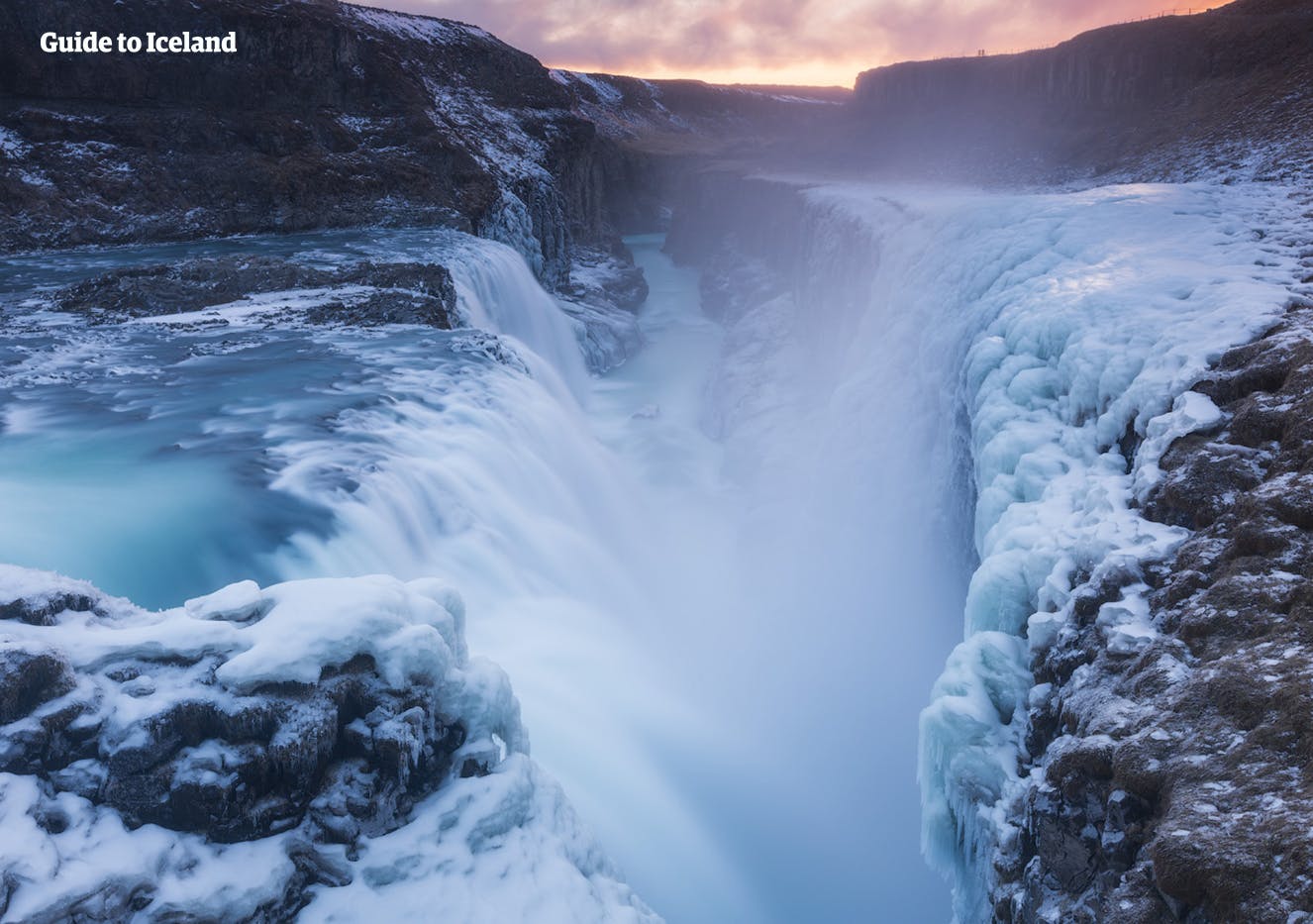 Im Winter ist der Gullfoss-Wasserfall von Schnee und Eis umgeben, aber der Fluss Hvíta fließt kraftvoll weiter.