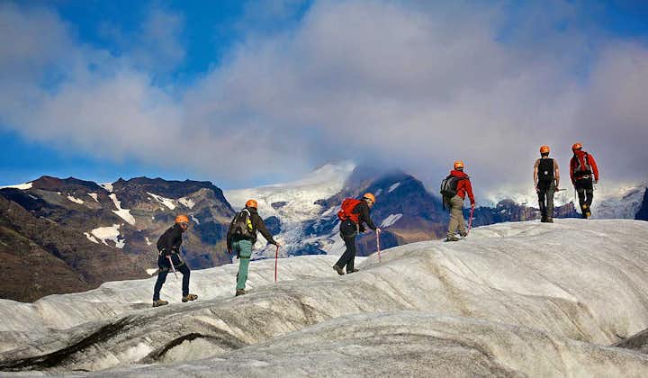 Un guía profesional te guiará a través de profundas grietas y bellas esculturas de hielo en una ruta de senderismo glaciar.