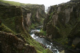 Fjaðrárgljúfur is een adembenemende en unieke canyon die vaak de mooiste canyon ter wereld wordt genoemd.