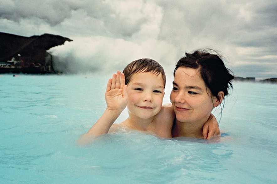 Björk och hennes son i Blå lagunen på Island. Bild av Jürgen Teller