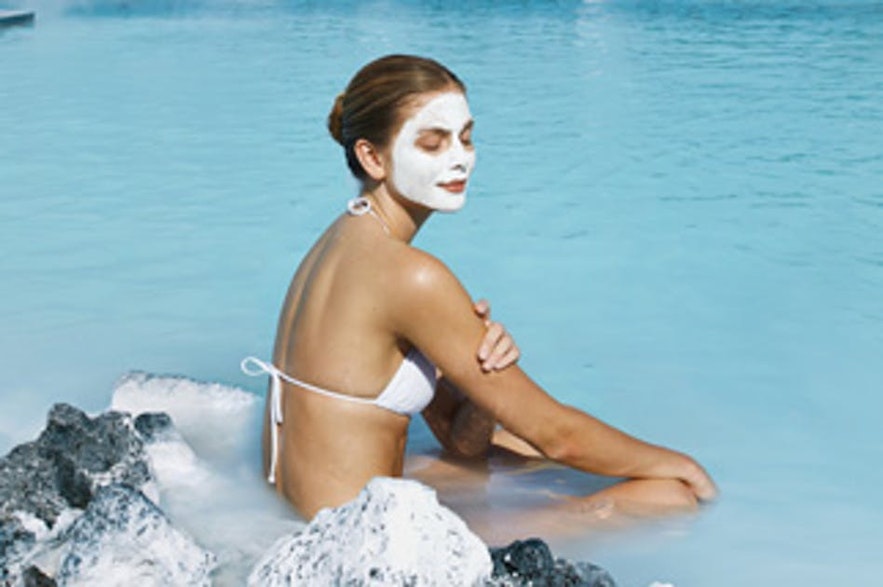 Het Blue Lagoon-moddermasker maakt deel uit van de huidbehandeling