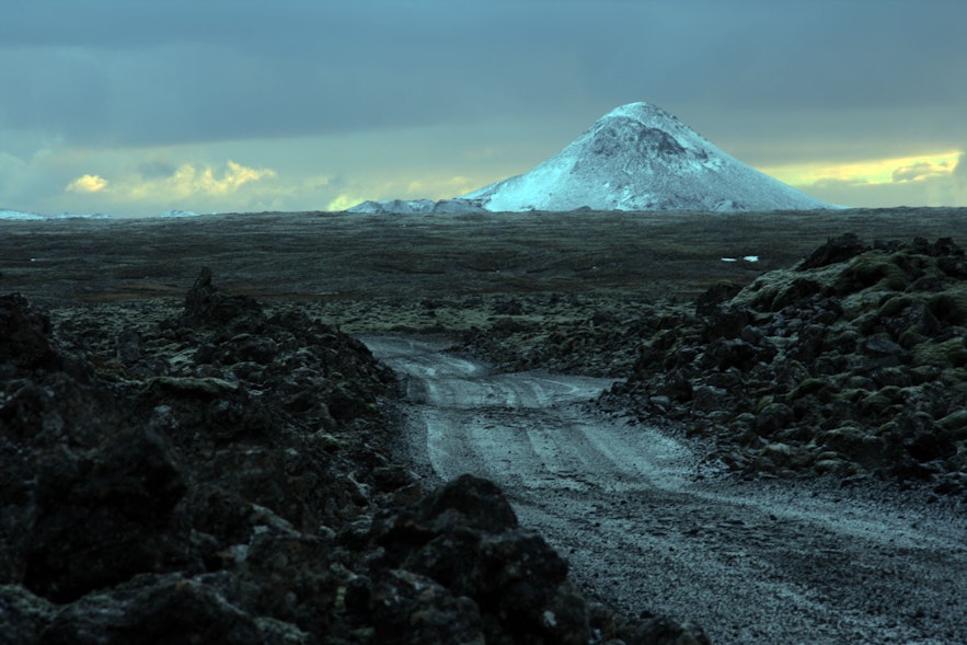 ภูเขาเคลิร์ ที่มีรูปร่างเป็นกรวยที่เรคยาเนสส์ ในประเทศไอซ์แลนด์