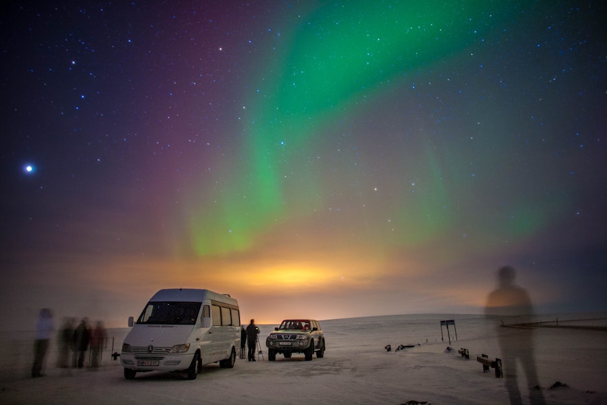 Ein Tourguide kann bei Fotoaufnahmen der Nordlichter helfen