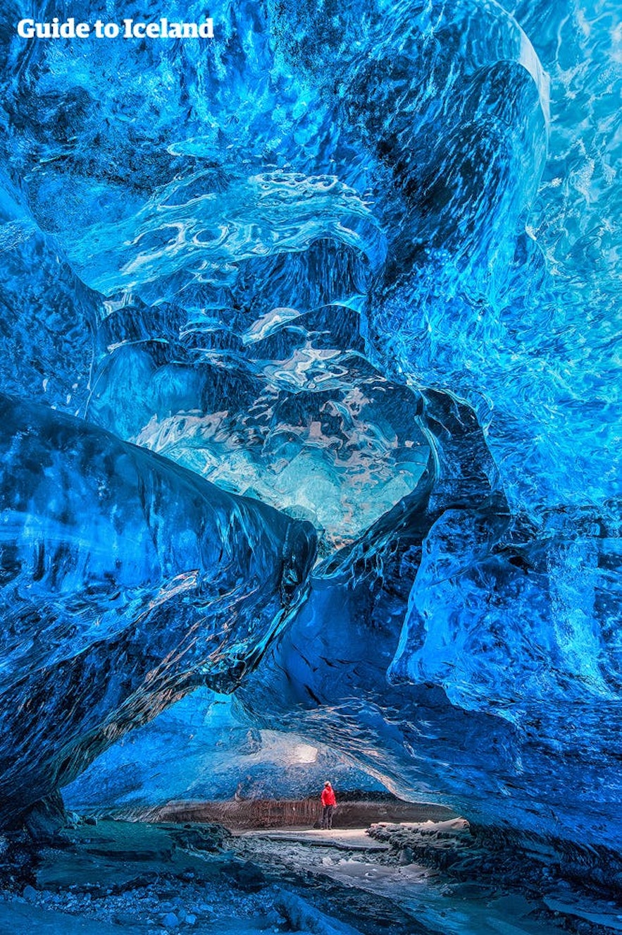 아이슬란드 빙하가 얼마나 푸른지 보여주는 얼음 동굴 내부 사진