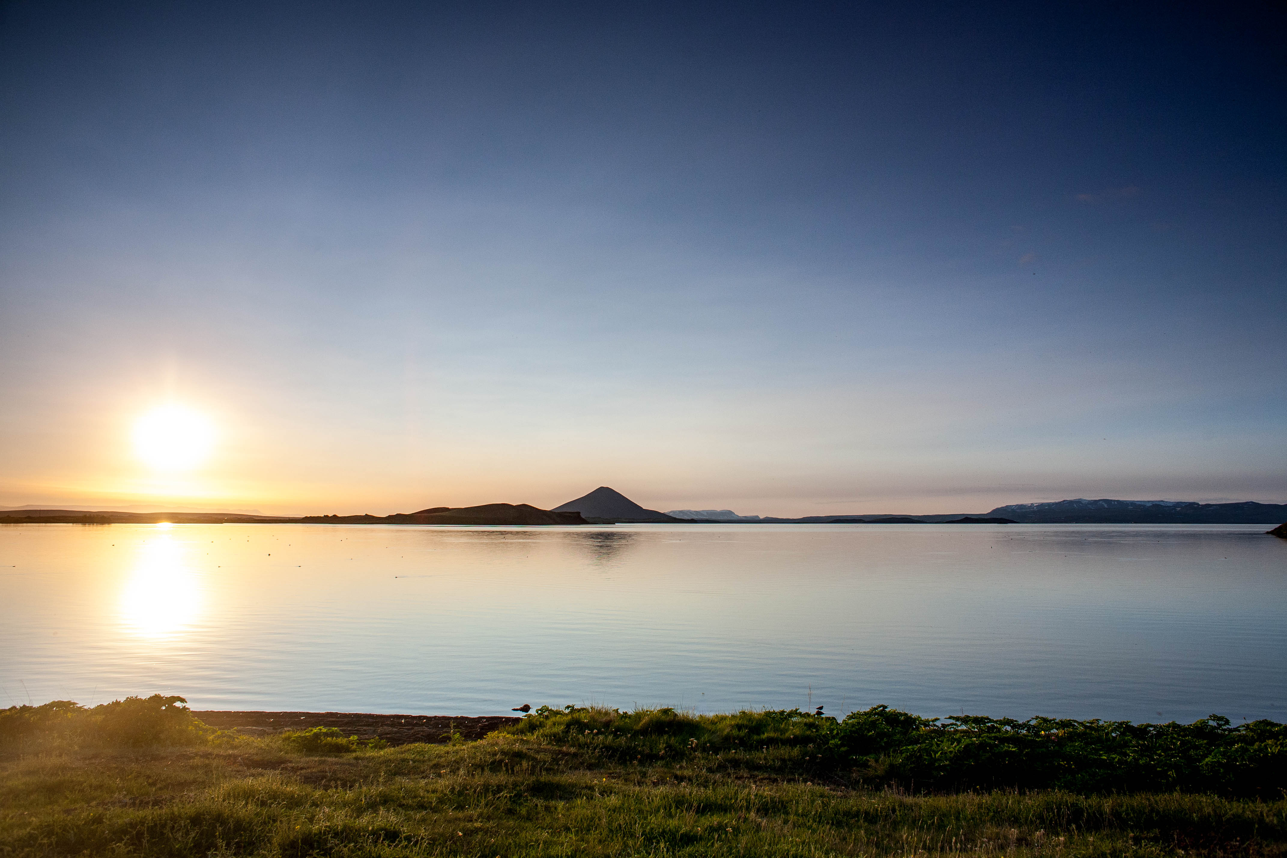 Der Mývatn-See ist für seine reiche Flora und Fauna bekannt und an ruhigen Sommertagen atemberaubend.