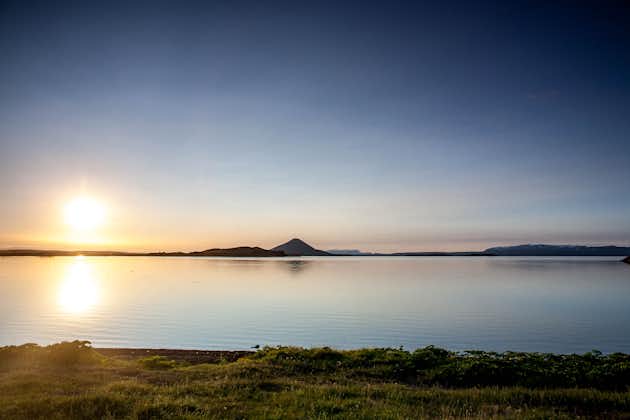 Der Mývatn-See ist für seine reiche Flora und Fauna bekannt und an ruhigen Sommertagen atemberaubend.