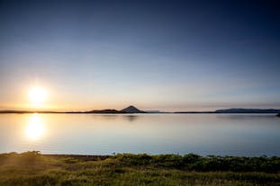 El lago Mývatn es conocido por su rica flora y fauna, y es impresionante de ver en los días tranquilos de verano.