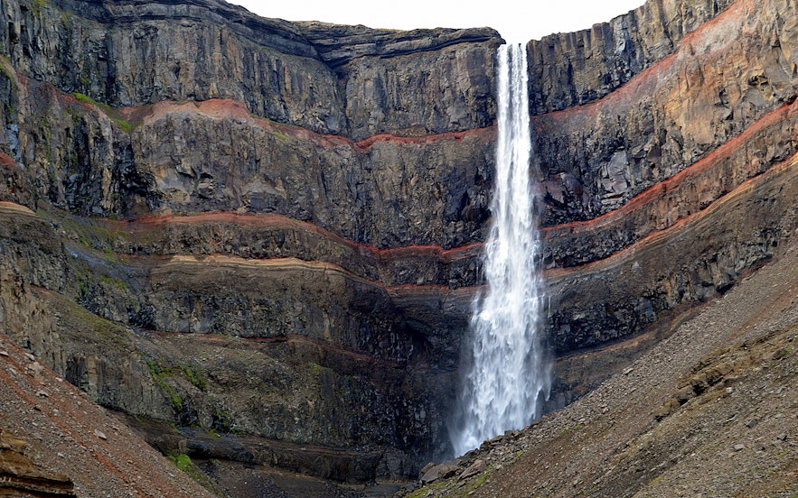 Hengifoss' distinctive features are not only the length of the cascade, but also the cliff wall over which it falls.