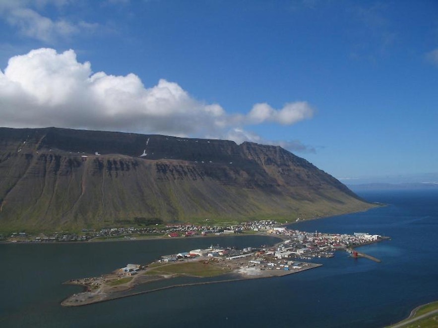 Ísafjördur wurde auf einer Landzunge erbaut, die in den Fjord ragt.