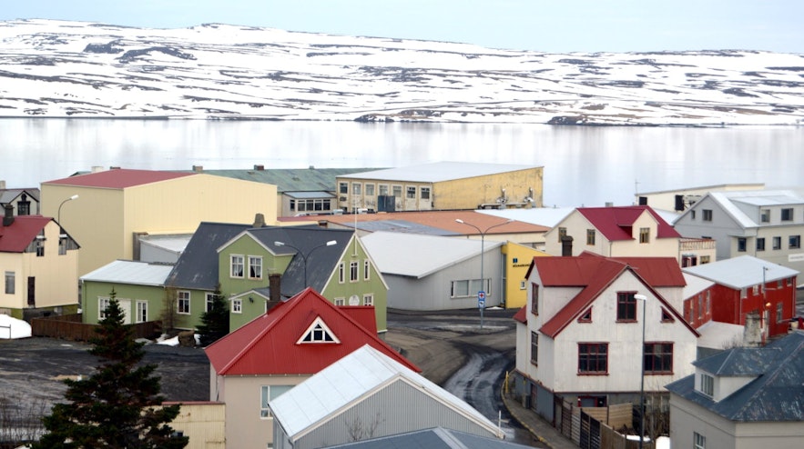 Urocza, typowo islandzka wioska Hólmavík.