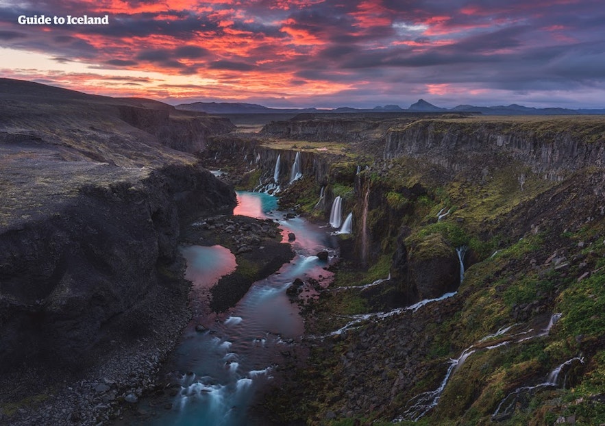 Middernachtzon boven de Sigöldugljúfur in de Hooglanden van IJsland