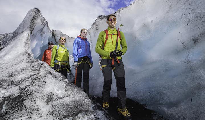 アイスランドの氷河は季節を通し、少しずつ変化している