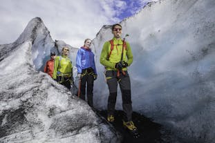 アイスランドの氷河は季節を通し、少しずつ変化している