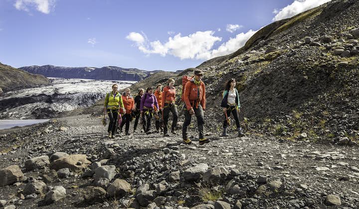 Devi fare una breve passeggiata su un campo di lava per raggiungere la lingua del ghiacciaio Sólheimajökull.