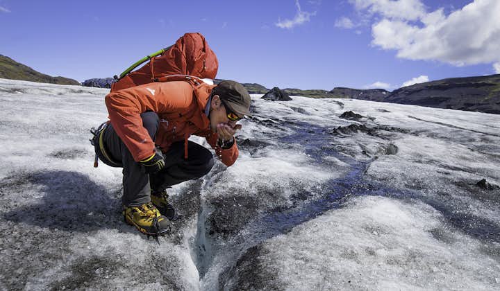 На леднике можно попить талой ледниковой воды.