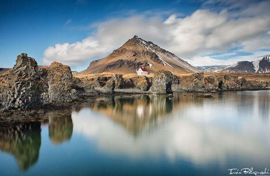 Arnarstapi und der Berg Stapafell auf der Snæfellsnes-Halbinsel in Island