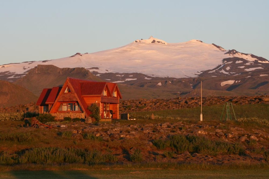 Ein Ferienhaus in Island vor der Kulisse des Snaefellsjökull