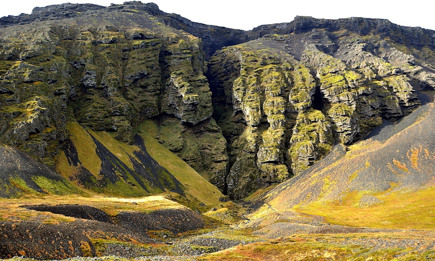 Rauðfeldsgjá峡谷位于冰岛西部的斯奈山半岛。