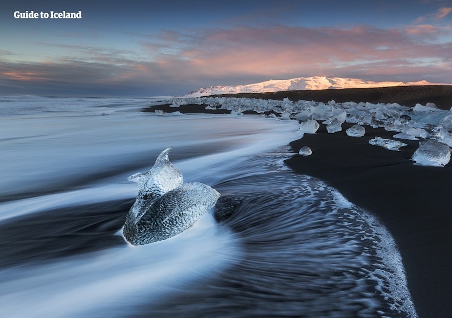 冰岛杰古沙龙冰河湖对面的钻石冰沙滩