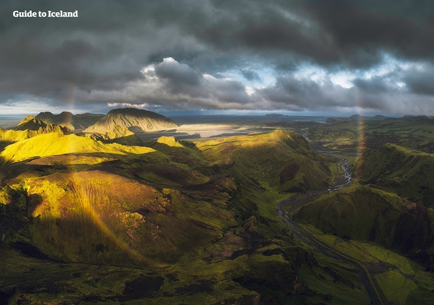 在屋顶峡谷Þakgil可以看到美丽的圆形彩虹
