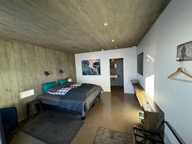  Een ruime tweepersoonskamer in Hotel Hrifunes in Zuid-IJsland.