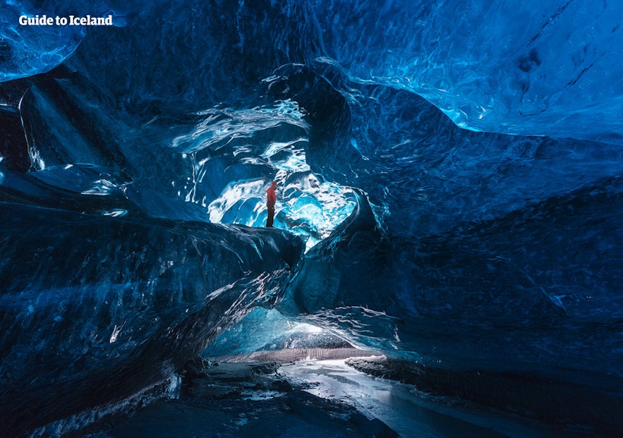 青い氷に覆われた洞窟