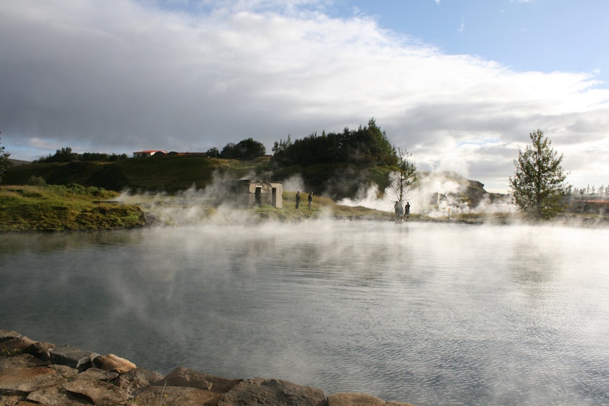 La lagune secrète, près de Flúðir, dispose d'un geyser sur place