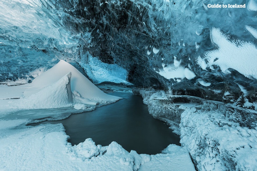 瓦特纳冰川的冰洞内部