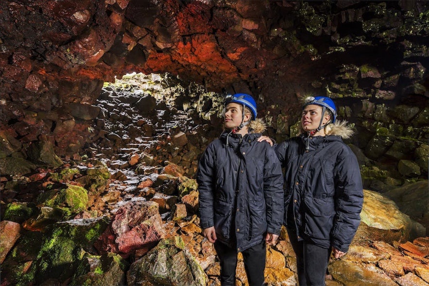 Zwiedzanie idealnej jaskini lawowej na Islandii.