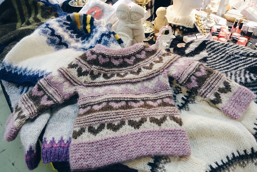 Типичный исландский свитер "утларпейса", связанный исключительно вручную