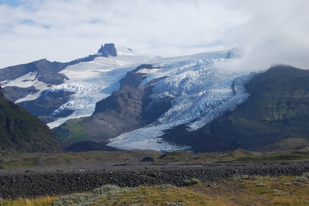Fallgjökull outlet glacier is to the right and Virkisjökull is to the left
