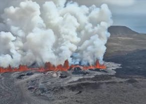 See the live Sundhnukagigar eruption from a distance