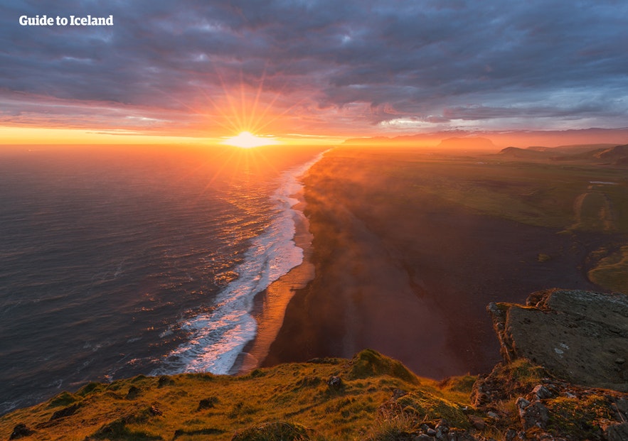 八月在冰岛旅行，可以登上迪霍拉里海岬的顶峰鸟瞰黑沙滩风光