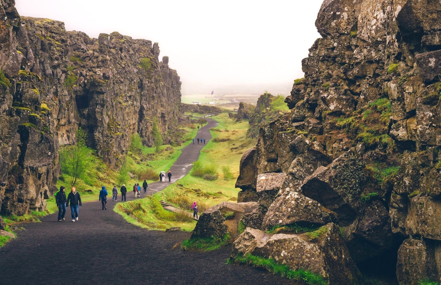 Turyści spacerujący po Thingvellir.
