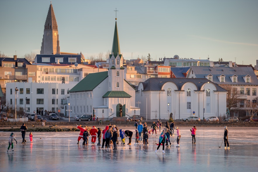 Schaatsen tijdens kerst op de Tjörnin in het centrum van Reykjavík