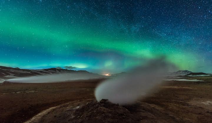 アイスランド北部のナウマスカルズ地熱地帯上空に現れたオーロラ