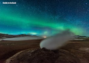 El Paso de Namaskard, en el norte de Islandia, bajo una aurora boreal.